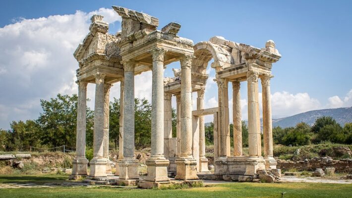 Aphrodisias structure with columns